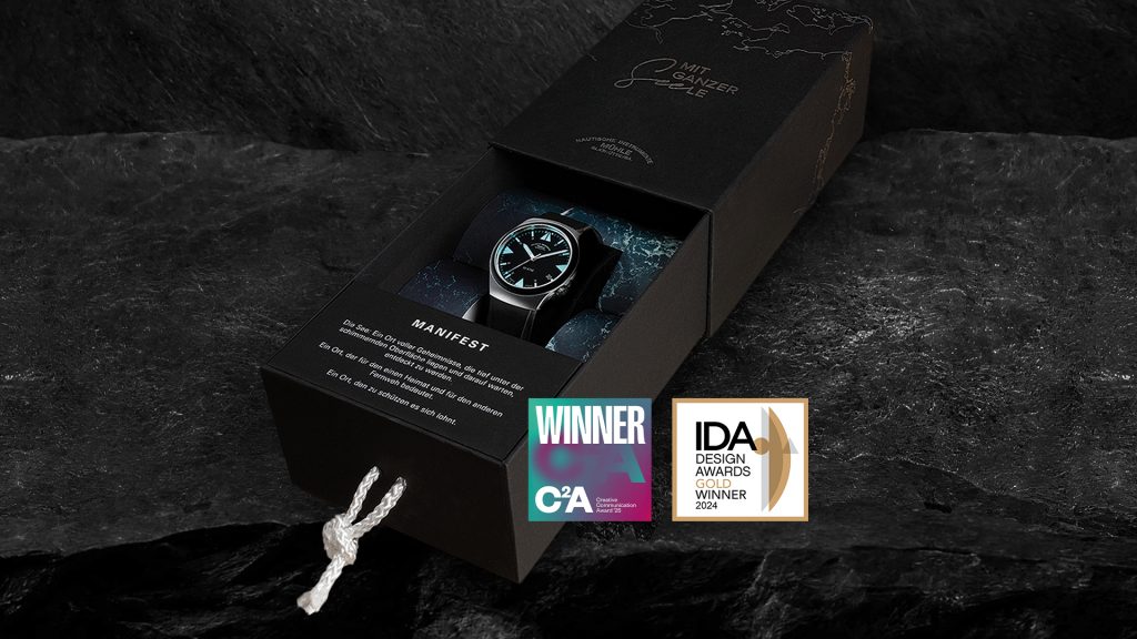 Uhr in einer hochwertigen, schwarzen Verpackung