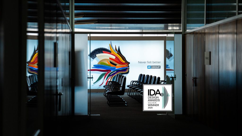 Eingang zum Showroom von FFF, groß auf einer Leuchtwand: der Filzkopf von FFF