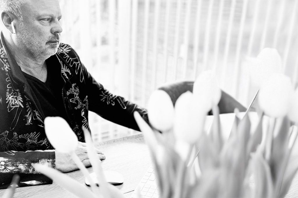 Mann sitz vor PC in einem Meeting