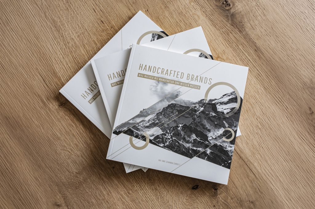 Handcrafted Brands Bücher auf Tisch